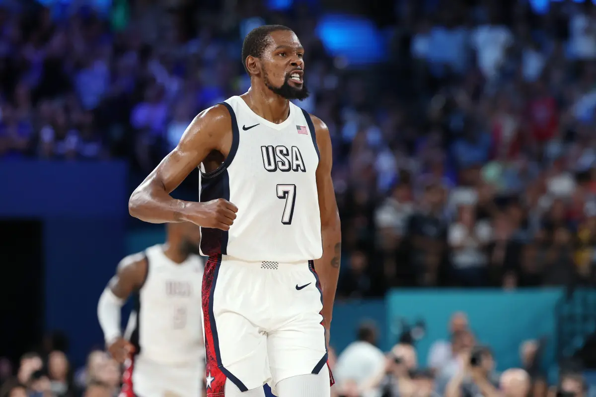 ▲杜蘭特（Kevin Durant）雖然已經來到36歲，但仍能在職業賽場中展現主宰力，其中2024年巴黎奧運與「詹皇」詹姆斯（LeBron James）、柯瑞（Stephen Curry）組成的「詹柯杜連線」被球迷譽為近代最強組合，而近日杜蘭特也被問及是否有機會再戰2028洛杉磯奧運，這位國際賽大殺器也給出了他的回應。（圖／翻攝自USA Basketball）