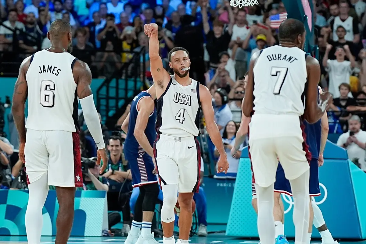 ▲3位NBA現役巨星LeBron James、Kevin Durant和Stephen Curry去年底參與聖誕特別採訪，近日釋出加長版，36歲的Curry坦言，感覺自己離退役更近了，但強調希望自己不會變成那種「只會批評下一世代的老頭」。（圖／翻攝自USA Basketball）