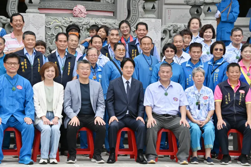 ▲總統賴清德到台中市外埔區參拜台灣道教總廟無極三清總道院，與眾人合影。（圖／讀者提供，2024.08.09）