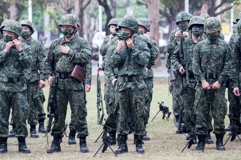 ▲近期當兵議題討論度高，兵役延長至一年菜鳥兵都「嚴陣以待」，然而當兵受訓操練的過程中，難免有些撞擊造成身體損傷狀況。（圖／shutterstock）