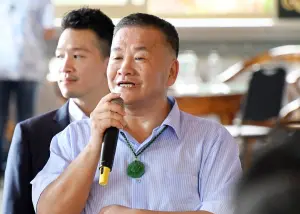 賴清德拜廟籲勿受對岸招待 道院主委:揪團讓總統招待就沒問題? ▲台灣道教總廟無極三清總道院主委鄭銘輝致詞時,一度口誤將賴清德喊為「蔡總統」。(圖/讀者提供,2024.08.09)