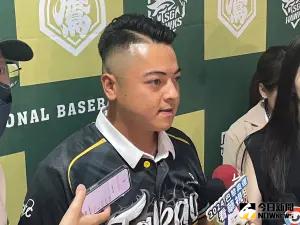 ▲李孟遠今天選擇穿上25號球衣，李孟遠表示，「25代表滿靶的分數，剛好自己生日也是25號，感謝台鋼雄鷹邀請，讓射擊運動能讓更多人認識，射擊比賽沒這麼多觀眾，來到大巨蛋可以刺激一下心臟。」（圖／吳政紘攝）