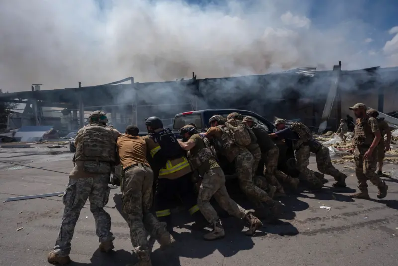 ▲莫斯科今天(9日)向西南部庫斯克(Kursk)地區調派額外的坦克、火砲和火箭系統，以結束烏克蘭軍隊對該地區的侵入攻勢。圖為烏克蘭士兵在烏東地區處理遭俄軍空襲後的市區。（圖／美聯社／達志影像）