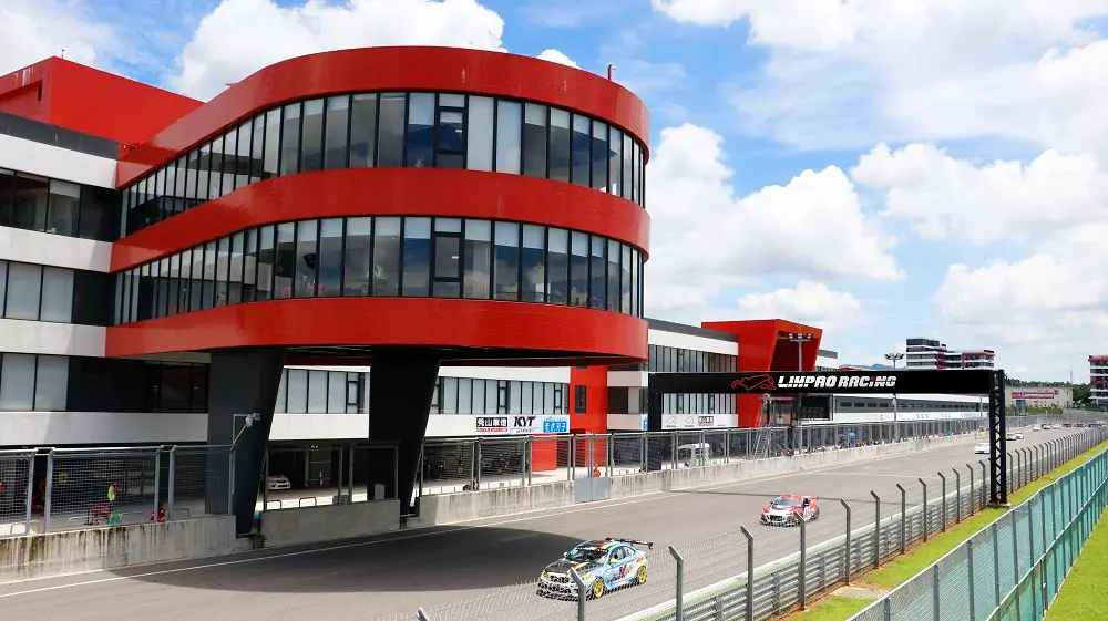 ▲首次舉辦的「麗寶賽道搖滾嘉年華」選於8月10日、8月11日兩天「麗寶國際賽車場」登場，表演卡司集結多組大咖樂團，包含滅火器、高爾宣 、麋先生、董事長等。現場票價、完整卡司、交通接駁一文掌握。（圖／麗寶樂園提供）