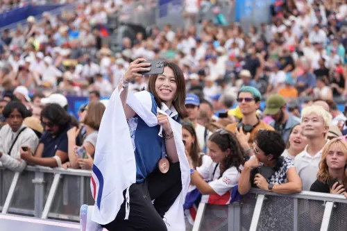 台灣「舉重女神」郭婞淳登上奧運「冠軍公園」走秀,吸引滿滿的人潮。(圖/奧會提供) ▲台灣「舉重女神」郭婞淳登上奧運「冠軍公園」走秀,吸引滿滿的人潮。(圖/奧會提供)
