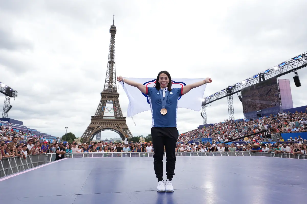 ▲巴黎奧運落幕！舉重女神郭婞淳勇奪銅牌，並成為連續3屆奧運奪牌台灣第一人，富邦金宣布頒發2.5萬美元，獎勵她不斷挑戰自我的精神。（圖／奧會提供）