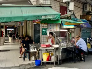 ▲位在街邊的小攤位「台大胖妞冰店」，鄰近台大醫院與台灣大學藥理學院、社會學院等，據說附近的台大學生幾乎都吃過。（圖／記者葉盛耀攝）