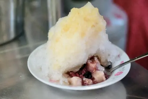 炎夏之中,點一碗刨冰來吃,最是透心涼。(圖/記者葉盛耀攝) ▲炎夏之中,點一碗刨冰來吃,最是透心涼。(圖/記者葉盛耀攝)