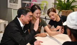 「全台灣人都是你們靠山!」 卓榮泰赴吳詩儀家麵館與選手視訊
