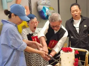 ▲張小燕（藍髮者）和一大票好友過76歲生日。（圖／翻攝自臉書）