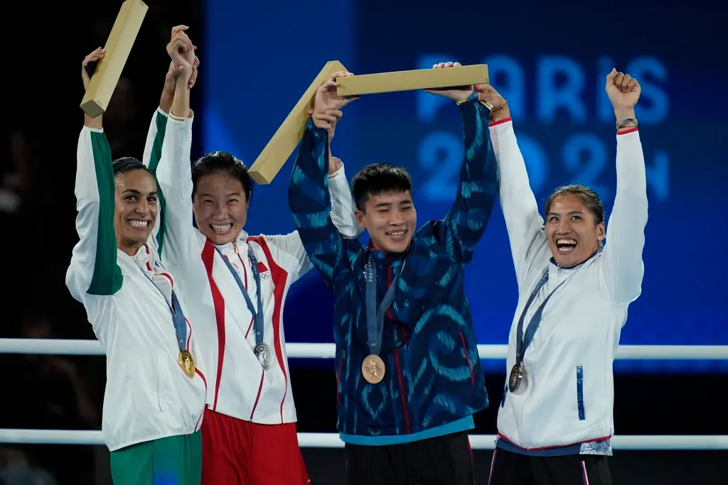 ▲台灣拳擊好手陳念琴（右1）在巴黎奧運女子66公斤級摘下銅牌，在頒獎台上和陷入性別議題風波的阿爾及利亞女將Imane Khelif（左1）以及其他獎牌得主開心合影。（圖／美聯社／達志影像）