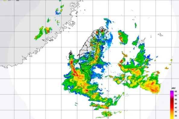 ▲午後對流發展旺盛，台灣上空出現一波波對流雲系，易有短延時強降雨，中央氣象署發布「大雷雨即時訊息」。（圖／翻攝自中央氣象署）