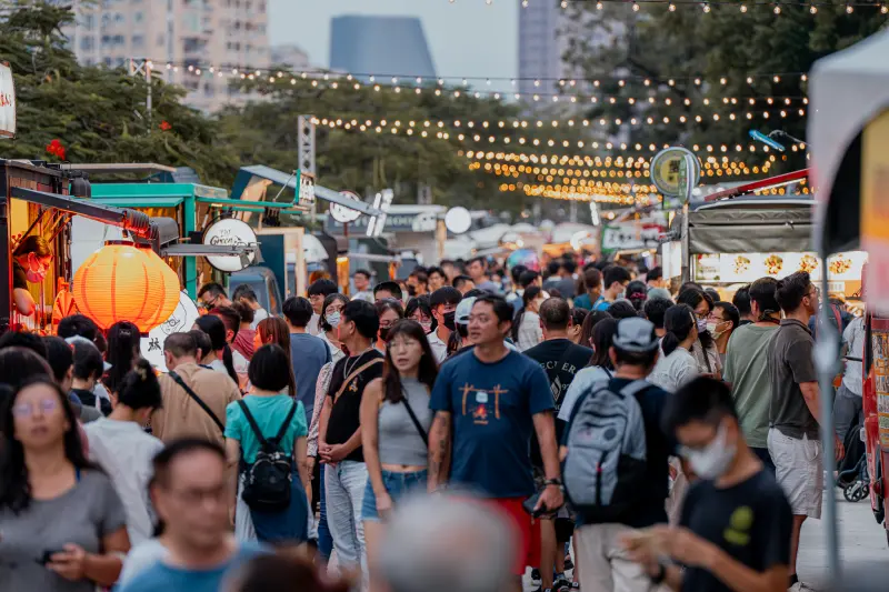 ▲高雄市政府觀光局今年首度舉辦「高雄雄嗨調酒節 Kaohsiung High Ball Day」，本週8月10、11日，下午3點於愛河畔登場，除了有41家酒吧，還有市集美食。（圖／高雄市觀光局提供）