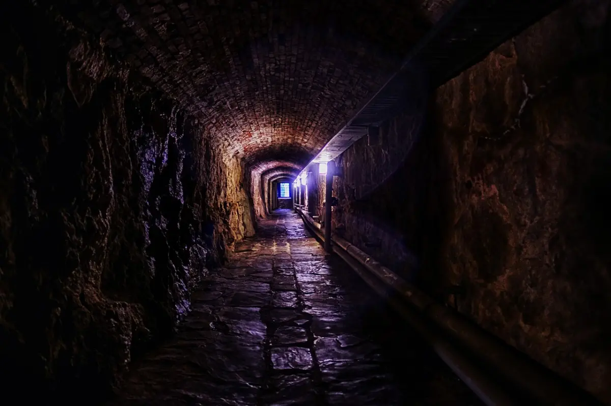 ▲阿根廷一位外送員發現路面上出現詭異的金屬棒於是報警，警方展開調查後赫然發現，底下暗藏一條長約220公尺的地道，通往銀行金庫，幸好搶先發現，挫敗了歹徒的計畫。（示意圖／翻攝自Pixabay）