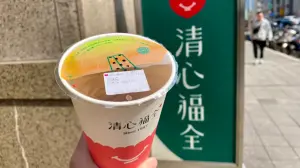 清心福全飲料驚見「半身蜥蜴」！她崩潰：另一半已吞肚　業者道歉
