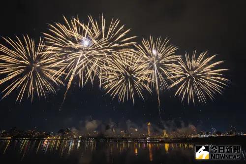 ▲大稻埕煙火8/10「最終場」！加碼狂放8分鐘。（圖／記者陳人豪攝）