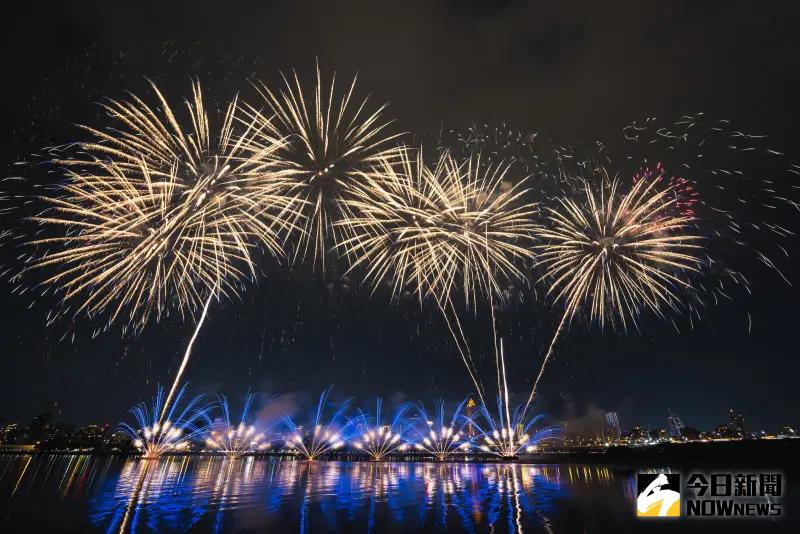 ▲因應楊柳颱風來襲，大稻埕煙火明晚8/13將取消，觀光傳播局也提到，本週取消的主題煙火與音樂展演，將併入後續活動。（圖／記者陳人豪攝）