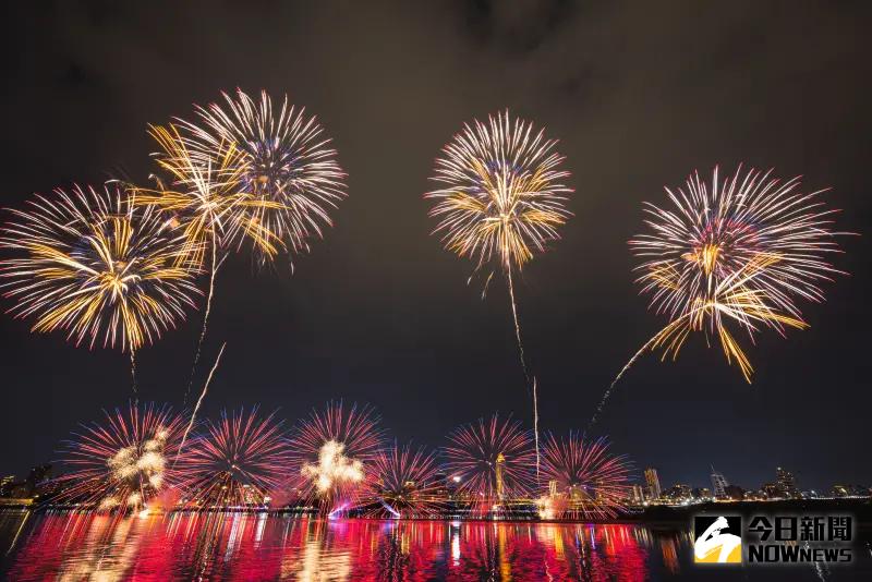 ▲大稻埕煙火8月6日登場，共有4場煙火秀，台北80家飯店也推出相關優惠，其中有3家飯店更是可以在房間直接欣賞煙火。（圖／資料照，記者陳人豪攝）