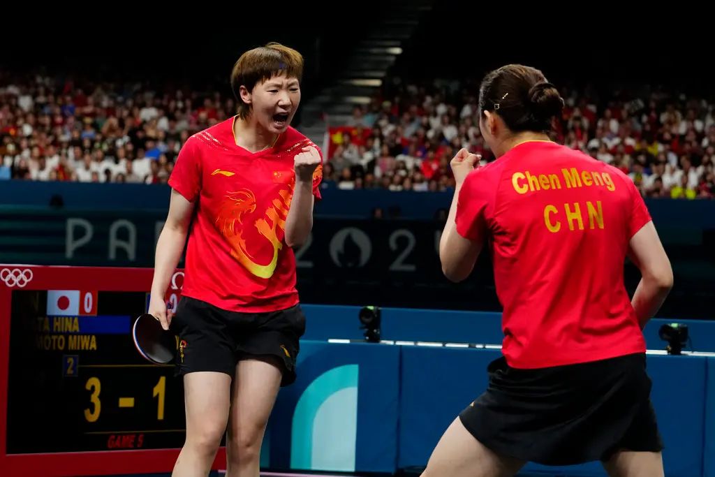 ▲中國女團3：0橫掃日本，完成在該項目的5連霸，這也是史上首次有國家在一屆奧運於桌球項目拿下5面金牌。圖為雙打的陳夢／王曼昱。（圖／美聯社／達志影像）