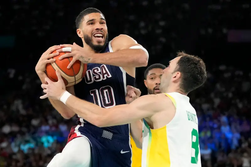 ▲塞爾提克Jayson Tatum(左)出征巴黎奧運，未料幾乎遭到「冷凍」，也讓外界替他打抱不平。（圖/達志影像/美聯社）