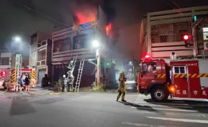 ▲10日晚間，高雄市林園區王公路一處民宅、私人神壇發生火警，警方追查發現，李姓屋主女兒跟吳姓男子有借貸糾紛，遭吳男縱火挾怨報復。（圖／翻攝畫面）　