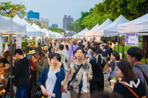 ▲雨勢停歇後，遊客大量湧入活動現場，數家調酒及美食名店都提早完售。（圖／高市府觀光局提供）