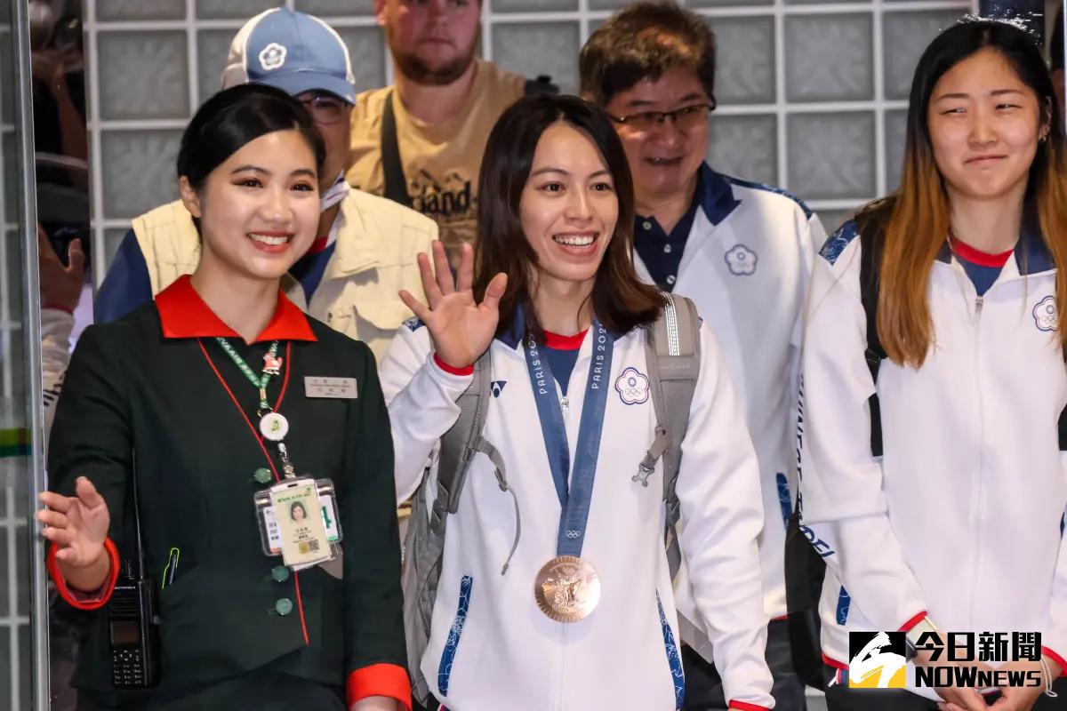 ▲台灣舉重國手「舉重女神」郭婞淳今（11）日返國，她在這次巴黎奧運的在女子舉重59公斤級比賽，以抓舉105公斤、挺舉130公斤，總和235公斤的成績為我國拿下一面銅牌。今日搭機返國，許多粉絲來接機。（圖／記者朱永強攝）