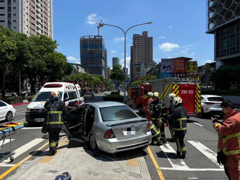 ▲胡男疑似開車分神，導致失控撞上安全島。（圖／翻攝畫面）