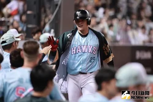 ▲台鋼雄鷹捕手張肇元擊出陽春全壘打。（圖／記者葉政勳攝 , 2024.08.11）