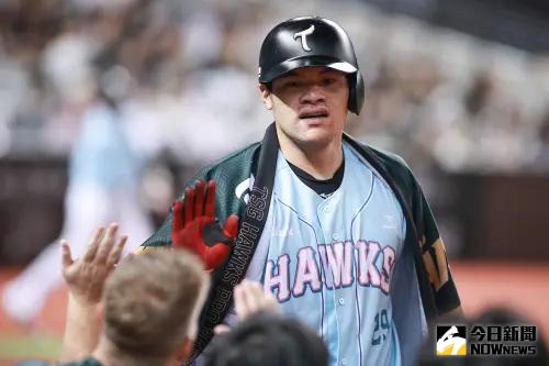 ▲台鋼雄鷹捕手張肇元擊出陽春全壘打。（圖／記者葉政勳攝 , 2024.08.11）