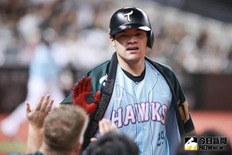 ▲台鋼雄鷹捕手張肇元右手肘韌帶撕裂，確定將於明日動刀，歸隊時間將視復原狀況而定。（圖／記者葉政勳攝 , 2024.08.11）