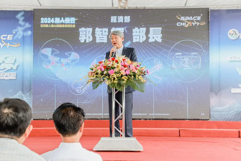 ▲經濟部長郭智輝出席無人機博覽會,致詞時表示希望2028年提早達成無人機產業創300億元產值目標。(圖/嘉義縣府)
