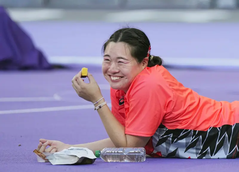 ▲北口榛花俯臥在賽場上吃的蛋糕是由身為糕點師的父親為她準備的運動蜂蜜蛋糕，能快速補充能量。（圖／美聯社／達志影像）