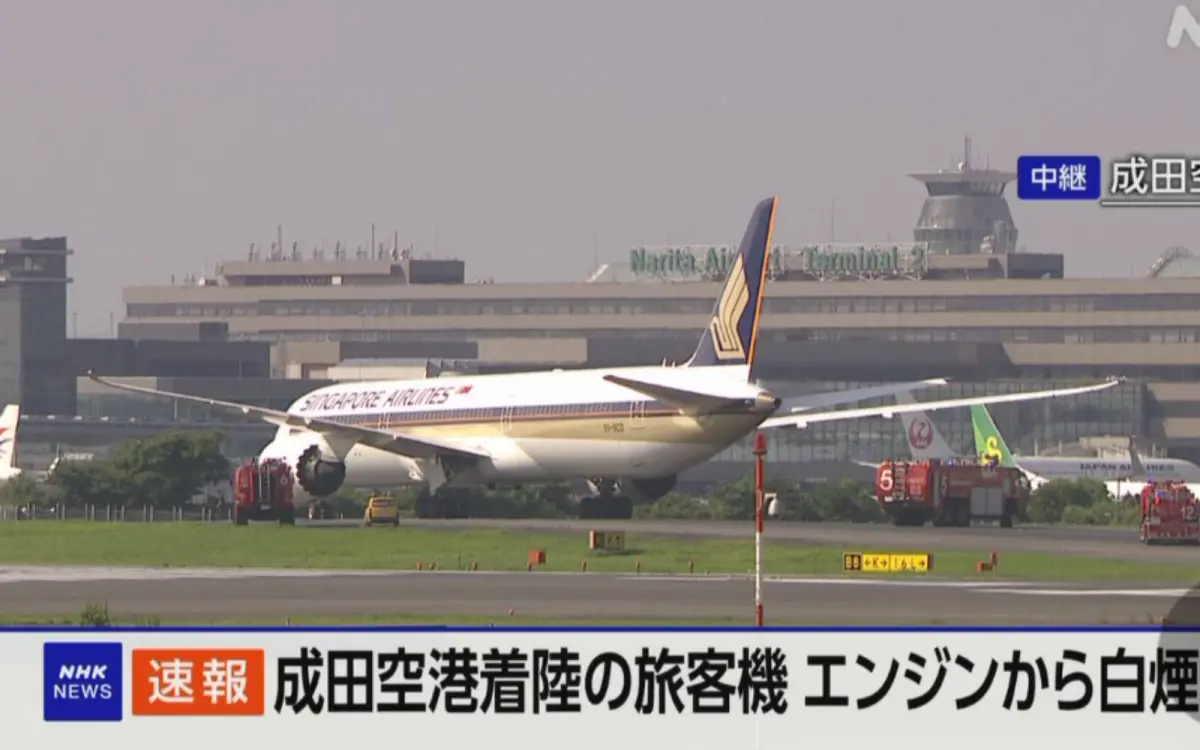 ▲新加坡航空一架編號SQ638的航班，於日本時間12日清晨降落成田機場時發生異常。（圖／翻攝自NHK）