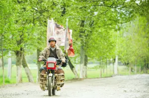▲劉德華主演2015年電影《失孤》,飾演堅持尋子多年的農民。(圖/《失孤》劇照) ▲劉德華主演2015年電影《失孤》,飾演堅持尋子多年的農民。(圖/《失孤》劇照)