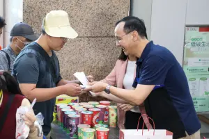 新北女兒林郁婷奪金!朱立倫送300份雞排秒殺、婆媽還領到吵架