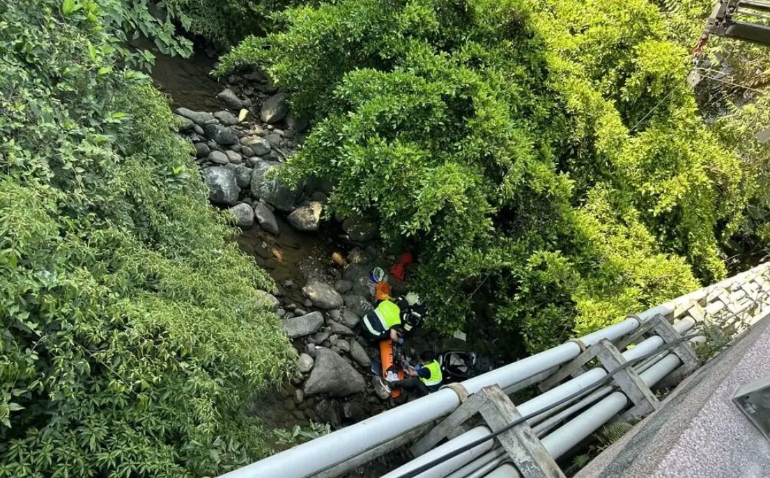 ▲12日上午，新北一名15歲王姓少年，無照騎乘機車載著14歲吳姓友人，行經三芝區龜仔山橋時，疑似因不熟悉路況，整台車失控衝下高約5公尺的橋下。（圖／翻攝畫面）