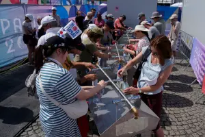 ▲巴黎奧運期間創下35℃高溫，觀眾觀賞賽事同時也不忘裝水補足水分。（圖／美聯社／達志影像）