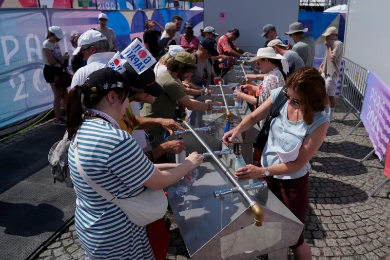 ▲巴黎奧運期間創下35℃高溫,觀眾觀賞賽事同時也不忘裝水補足水分。(圖/美聯社/達志影像)