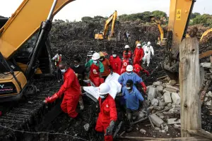 影／烏干達「垃圾山」崩塌！壓垮民宅、活埋多人　傷亡慘重
