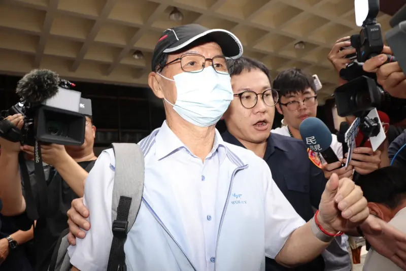 ▲12日上午,台北地檢署以被告身分,傳喚前副市長彭振聲到案說明。檢察官庭訊3小時後,諭令彭振聲限制出境、出海及住居。(圖/NOWnews李政龍攝影2024.08.12)
