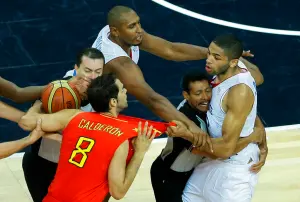 ▲2012年的倫敦奧運，男籃8強賽中，Nicolas Batum（右1在比賽尾聲對西班牙後衛Juan Carlos Navarro做出惡劣犯規行徑，賽後他一度態度堅硬，不過最終還是為他的行為道歉。（圖／美聯社／達志影像）