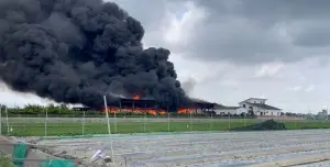 雲林鐵皮建築驚傳火警!恐怖黑濃煙直竄天際 大批消防員搶救中
