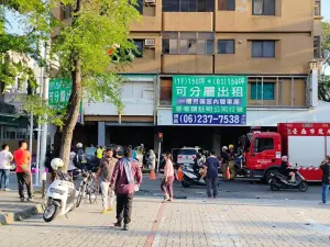 ▲一名圖書館女職員開車失控，波及多部機車釀成1人身亡。（圖／翻攝畫面）