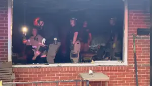 ▲飼主家的客廳被燒得焦黑一片。（圖／翻攝YT@Tulsa Fire Department）