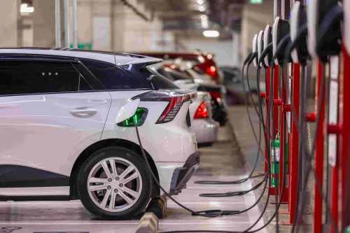 ▲自 7 月 1 日起，30 kW 以下電動車充電設備納入強制列檢，住家常見的 7 kW 至 11 kW 慢充樁皆在規範內，採購時須認明商品檢驗標識。圖為充電樁資料照。（圖／中華徵信所提供）