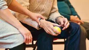 90歲阿公在家跌倒!雇主「想裝監視器」 看護秒爆怒:裝了一定告
