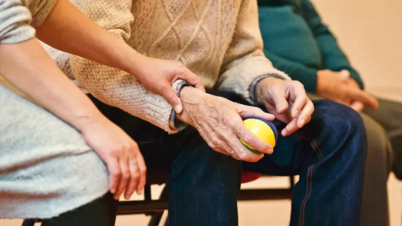 ▲90歲阿公在家跌倒，家人打算在家裡裝設監視器，避免意外再度發生，卻遭看護強烈反對。（圖／翻攝Pexels）