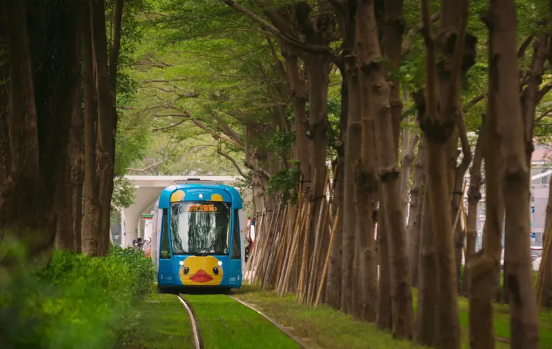 ▲捷運局表示為降低用路人違規所導致的輕軌列車交通事故，輕軌列車駛進路口已加強主動防禦駕駛。（圖／高市府捷運局提供）