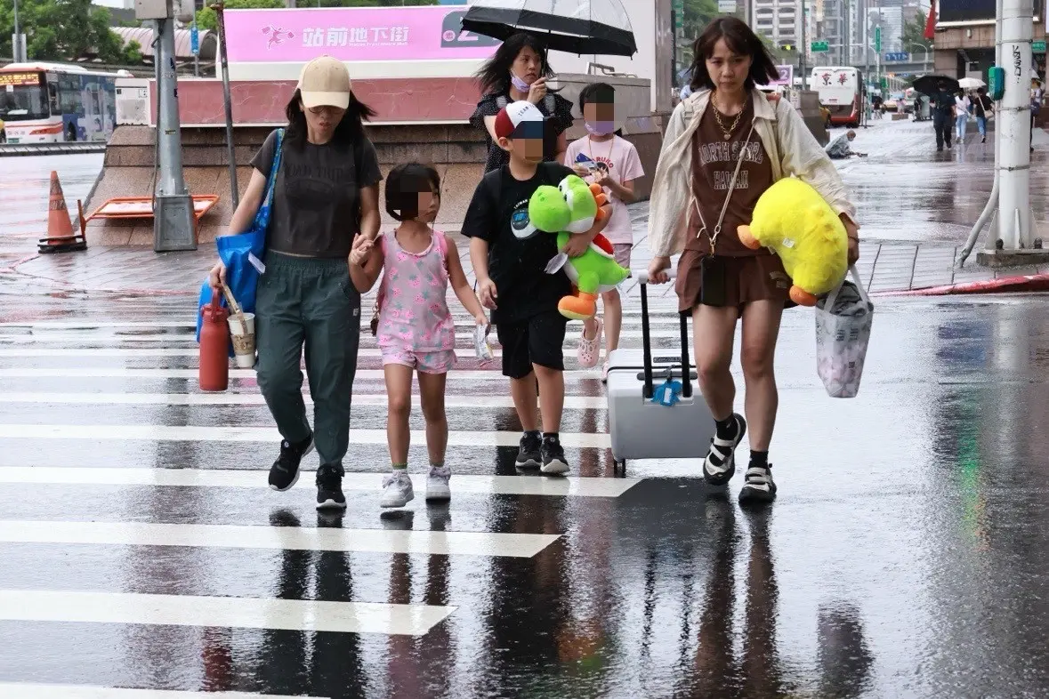 小心颱風接力生成！台灣附近「低壓排排站」 吳德榮揭預估路徑